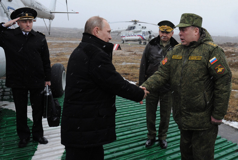 Władimir Putin obserwuje ćwiczenia wojsk w ówczesnym Leningradzie,  drugi po prawej w tle stoi Szojgu, 2014 r.