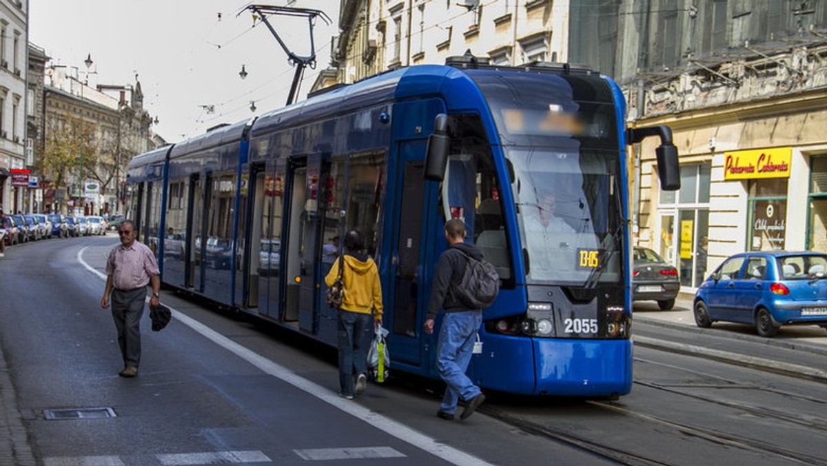 Ponad 45 tysięcy uczniów krakowskich podstawówek będzie mogło dojechać do szkoły tramwajem lub autobusem za darmo. Bezpłatnie będą mogli oni podróżować od września do czerwca przyszłego roku.