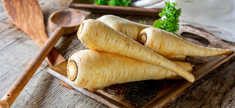 Pietruszka bije rekordy cen. Nieuczciwi sprzedawcy podmieniają ją innym warzywem
