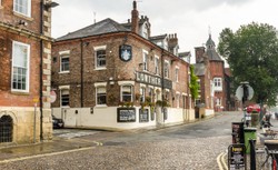 "Szczuta przez tabloidy prowincjonalna Anglia się wściekła. Wroga podano jej na tacy"