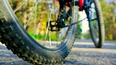 Olsztyn: czołowe zderzenie dwóch rowerzystek; obie ranne