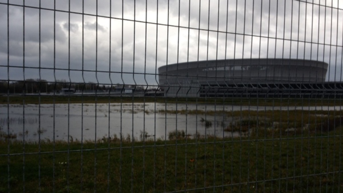 Nawet za 55 milionów złotych działka przy Stadionie Miejskim we Wrocławiu wciąż nie jest atrakcyjna dla potencjalnych inwestorów. Dziury w ziemi już po raz kolejny nie udało się sprzedać.