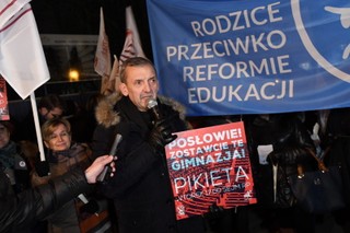 'Nie dla chaosu w szkole'. Przed Sejmem pikieta przeciw reformie edukacji