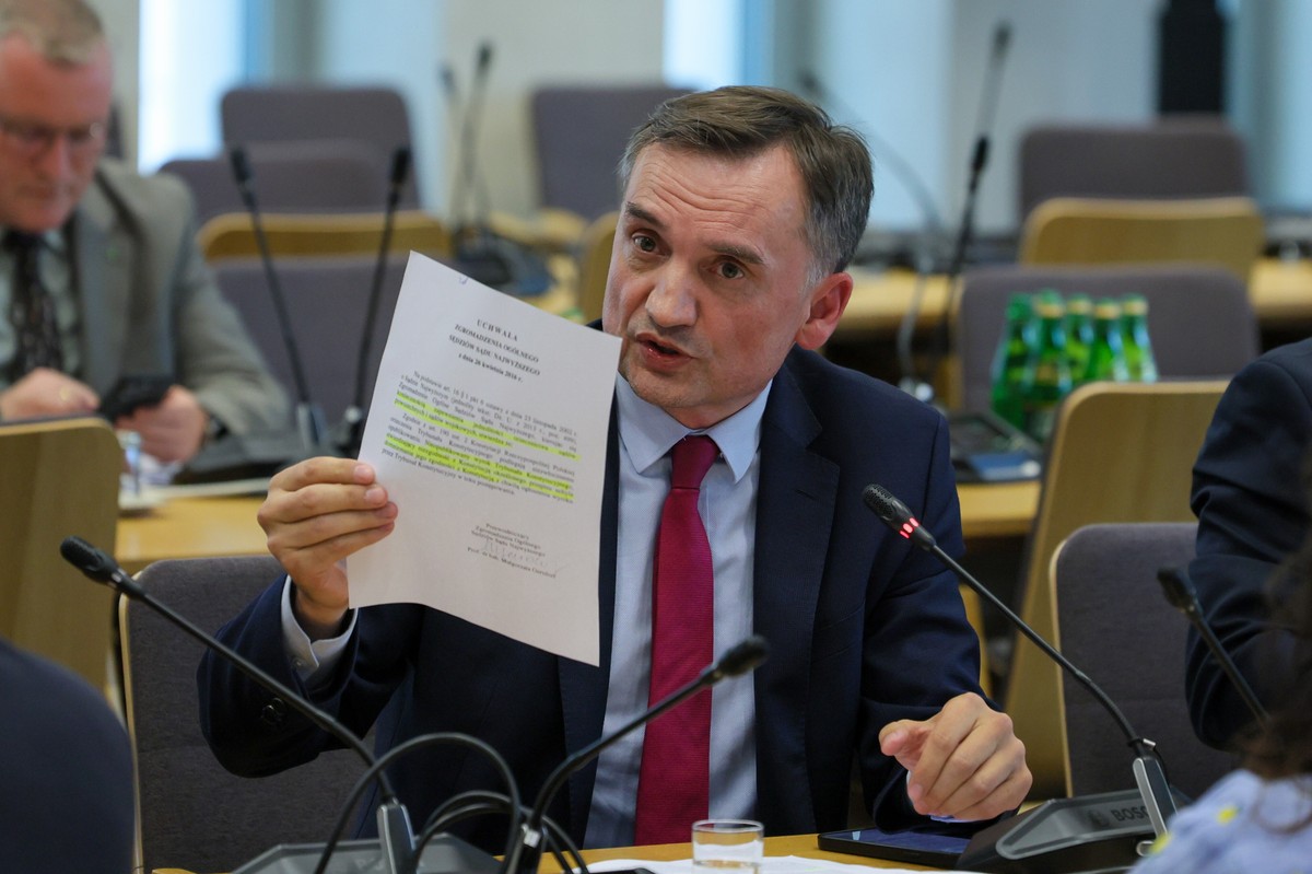 Poseł PiS Zbigniew Ziobro na posiedzeniu Komisji Regulaminowej, Spraw Poselskich i Immunitetowych w Sejmie w Warszawie