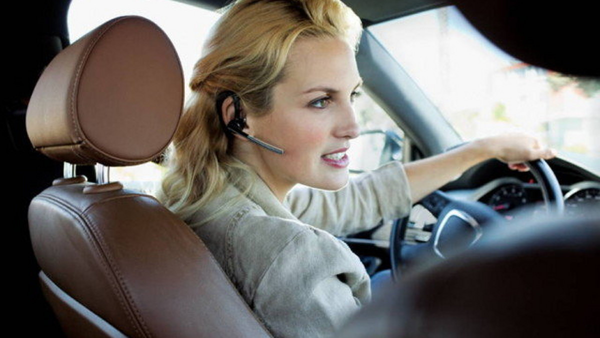 Francuski rząd podjął właśnie kontrowersyjną decyzję, całkowicie zakazując używania słuchawek Bluetooth do prowadzenia rozmów telefonicznych podczas prowadzenia auta. Z nowych przepisów nie będą zadowoleni nie tylko sami kierowcy, którzy chętnie ich używali, ale również producenci.
