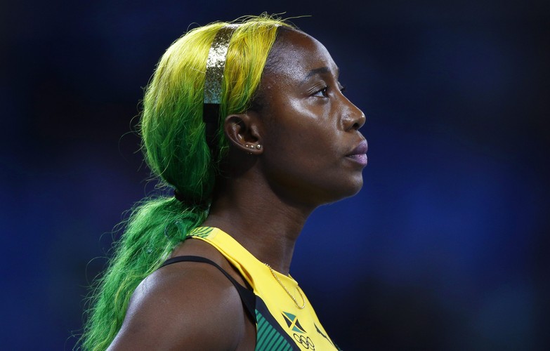 Shelly-Ann Fraser-Pryce biega z flagą Jamajki na... głowie