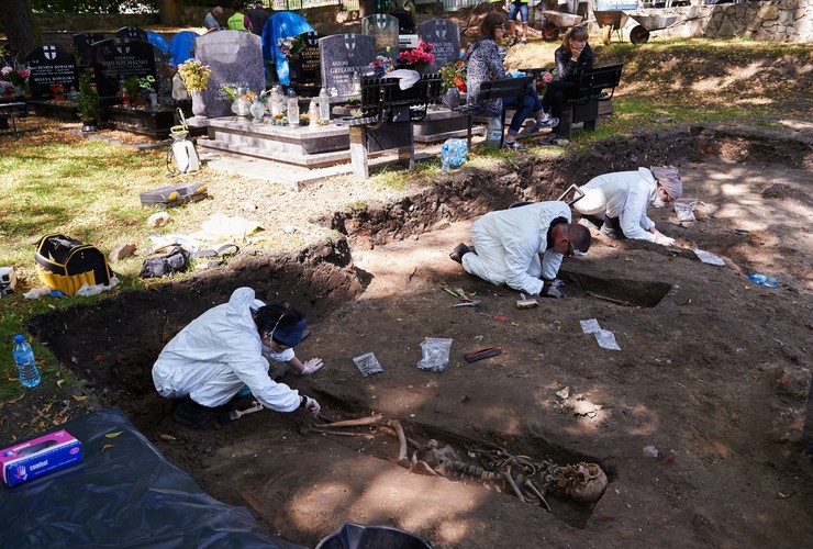 GDAŃSK, CMENTARZ GARNIZONOWY. Archeolodzy IPN odkrywają szczątki ofiar z 1946 roku