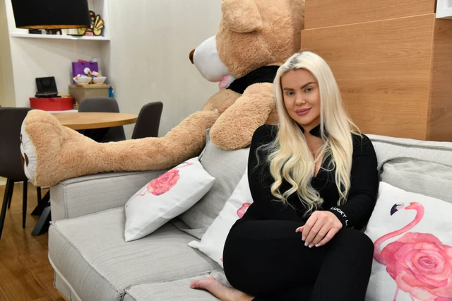 Matorina bivša u društvu pevača "Pinkovih zvezda", uslikani zajedno u provodu