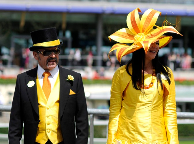 Goście wyścigów konnych w Ascot