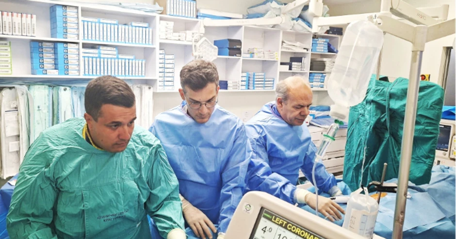 Kroz krvni sud u preponi uvodi se kateter, kojim se žarište aritmija hladi, čime se loše ćelije na srcu uništavaju i na taj način se uspostavlja normalan srčani ritam