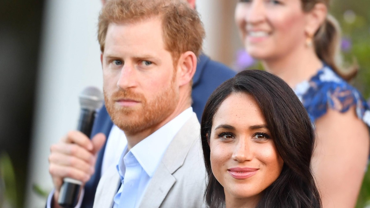 Wnuczek brytyjskiej królowej Elżbiety II książę Harry i jego żona Meghan Markle podjęli kroki prawne przeciwko gazecie "Mail on Sunday". Sprawa ma związek z publikacją prywatnego listu księżnej Sussexu. "Straciłem matkę i teraz patrzę, jak moja żona pada ofiarą tych samych potężnych sił" - napisał książę Harry w oświadczeniu.