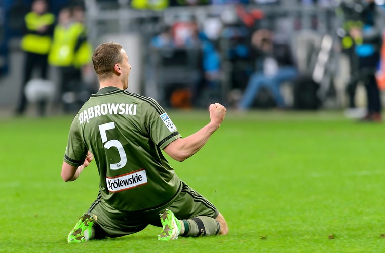Piłkarz Legii Warszawa Maciej Dąbrowski cieszy się z gola podczas meczu Ekstraklasy z Lechem Poznań