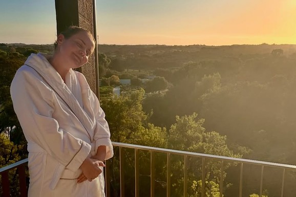 POSLE OPERACIJE PROMENILA ŽIVOT IZ KORENA Bivša teniserka u bademantilu na terasi: Ustaje rano, a oko nje netaknuta priroda (FOTO)