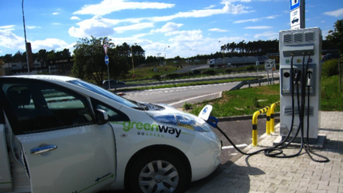 Pierwsze stacje ładowania samochodów elektrycznych sieci Greenway Infrastructure Poland działają już w Bielsku-Białej, Rzeszowie i Poznaniu – podała spółka. Stacje powstają w sąsiedztwie centrów handlowych, stacji benzynowych i przy głównych drogach.