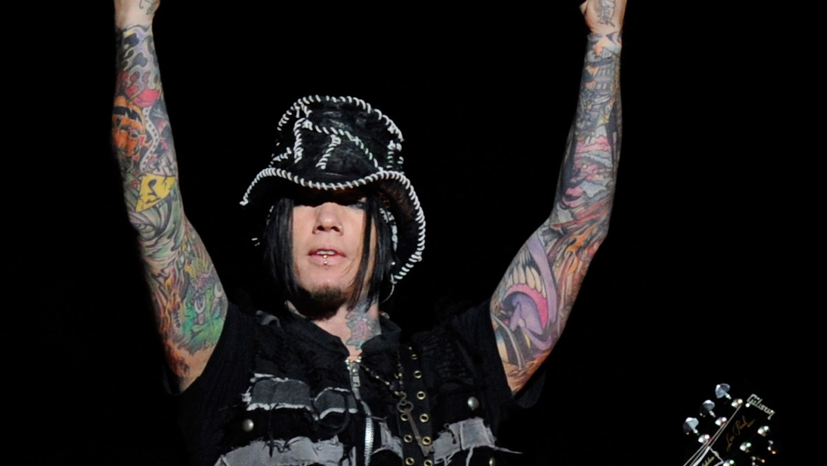 Gitarzysta Guns N'Roses, DJ Ashba trafił do szpitala, ponieważ palił papierosy elektroniczne zakupione w Polsce.