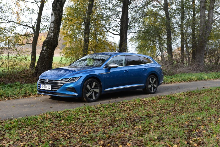 Volkswagen Arteon w mieście spala niewiele, ale potrafi być też bardzo oszczędny na trasie. Na drogach z ograniczeniem do 90 km/h, gdy nie jedziemy zbyt szybko, może spalać mniej niż 5 l/100 km.