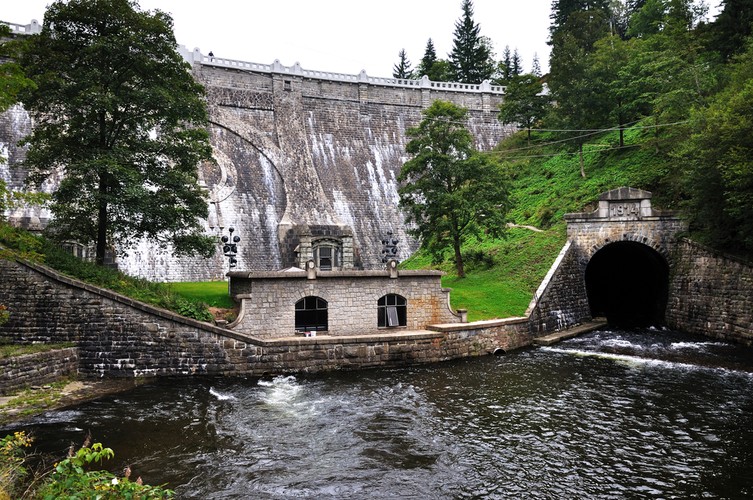 Czechy zanotowały w ciągu ostatniej dekady jeden z najlepszych wyników pod względem poprawy stanu ochrony środowiska (poprawa o 3,47 proc.). Kraj został najwyżej oceniony w zakresie wpływu środowiska na zdrowie społeczeństwa. Poprawie musi natomiast ulec tam stan rolnictwa oraz czystość powietrza. Na zdj. mała elektrownia wodna, Czechy