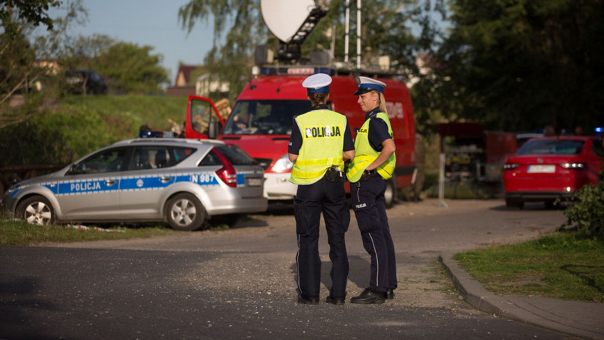 Sytuacja na zaporze na rzece Brda w miejscowości Mylof powiecie chojnickim jest stabilna - informuje pomorska straż pożarna. Wczoraj na rzece utworzył się zator, bo wpadły do niej drzewa powalone przez piątkowo-sobotnią nawałnicę. W nocy MON podjęło decyzję o wysłaniu na miejsce wojsko w celu pomocy poszkodowanym.