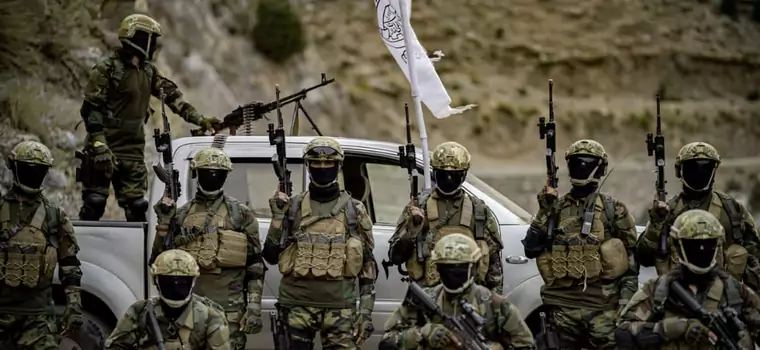 Talibowie z Afganistanu pozują w nowoczesnym sprzęcie skradzionym armii USA