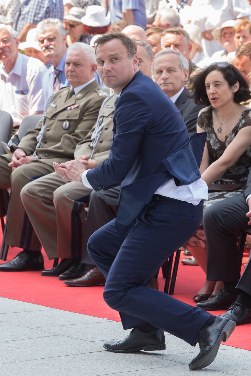 Andrzej Duda ratuje hostię