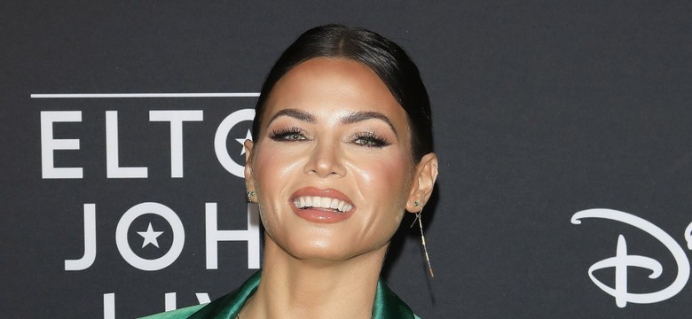 Żadnej bielizny i marynarka z baaardzo głębokim dekoltem. Jenna Dewan błysnęła biustem. FOTO