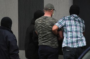 Korzyści za kontrakty, pranie pieniędzy. Sławomir N., Dariusz Z. i Jacek P. z zarzutami