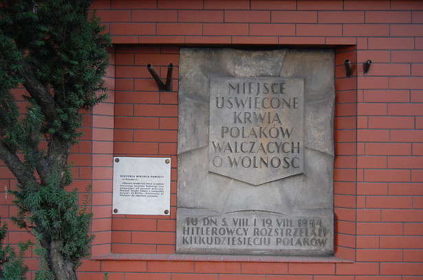 Tablica upamiętniająca wydarzenia powstańcze na Ochocie. Fot. By Marcin Białek [CC-BY-SA-3.0], Wikimedia Commons