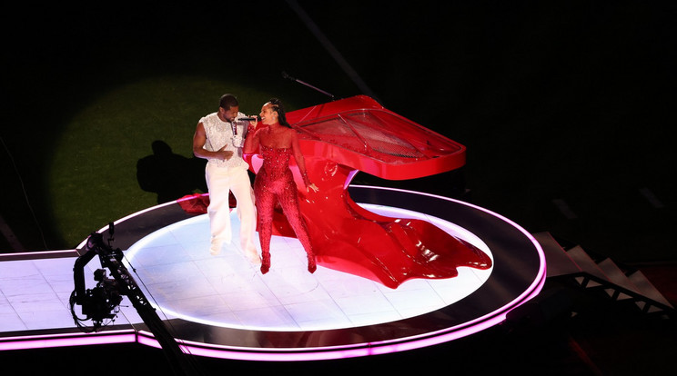 Usherhez Alicia Keys is csatlakozott a Super Bowl félidei show-jára /Fotó: profimedia