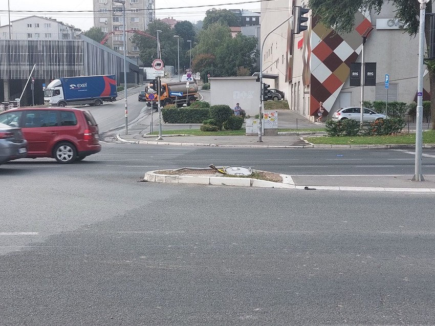 Saobraćajni znak koji je leteo u vis