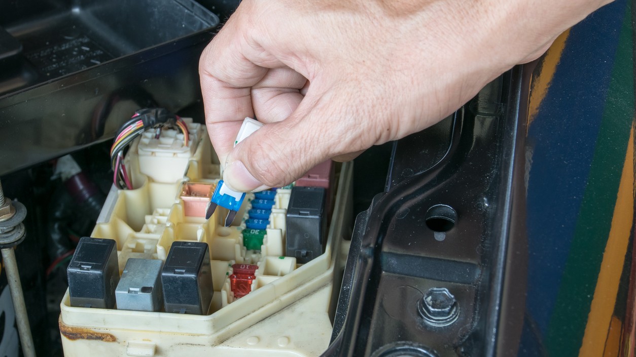 Zaseknutá poistka v pätici vyžaduje trpezlivosť a použitie správneho plastového náradia pre zamedzenie skratu. Vodiči by mali v roku 2026 poznať trik s dentálnou niťou pre bezpečné uvoľnenie kontaktov. 
