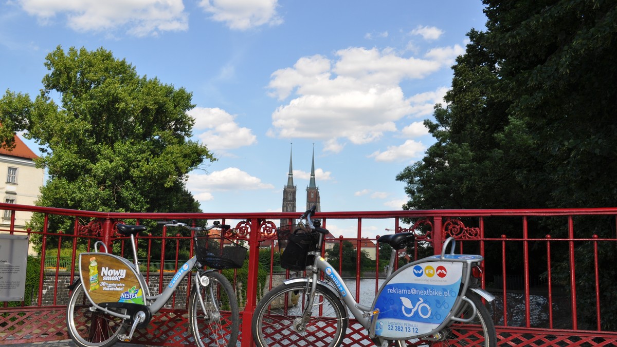 We Wrocławiu rowerem miejskim można jeździć od 2011 roku. W sumie do dyspozycji użytkowników jest ponad 30 stacji i 200 jednośladów. A rejestracja do systemu, inaczej niż w innych miastach, kosztuje tylko złotówkę.