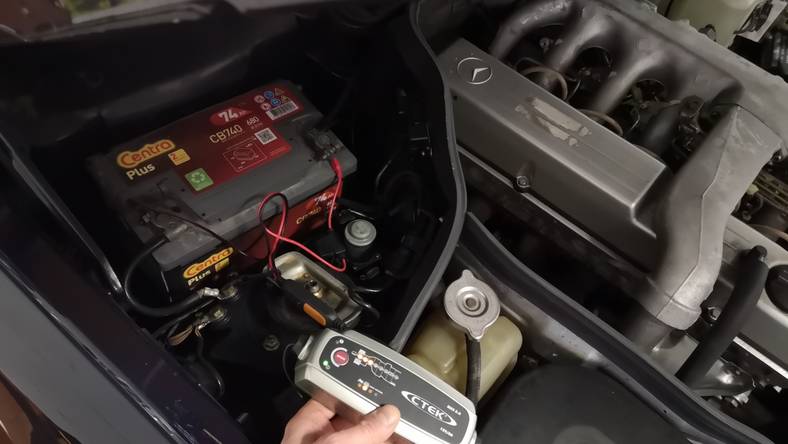 Ładowanie akumulatora – w nieużywanym  samochodzie warto to zrobić co dwa tygodnie