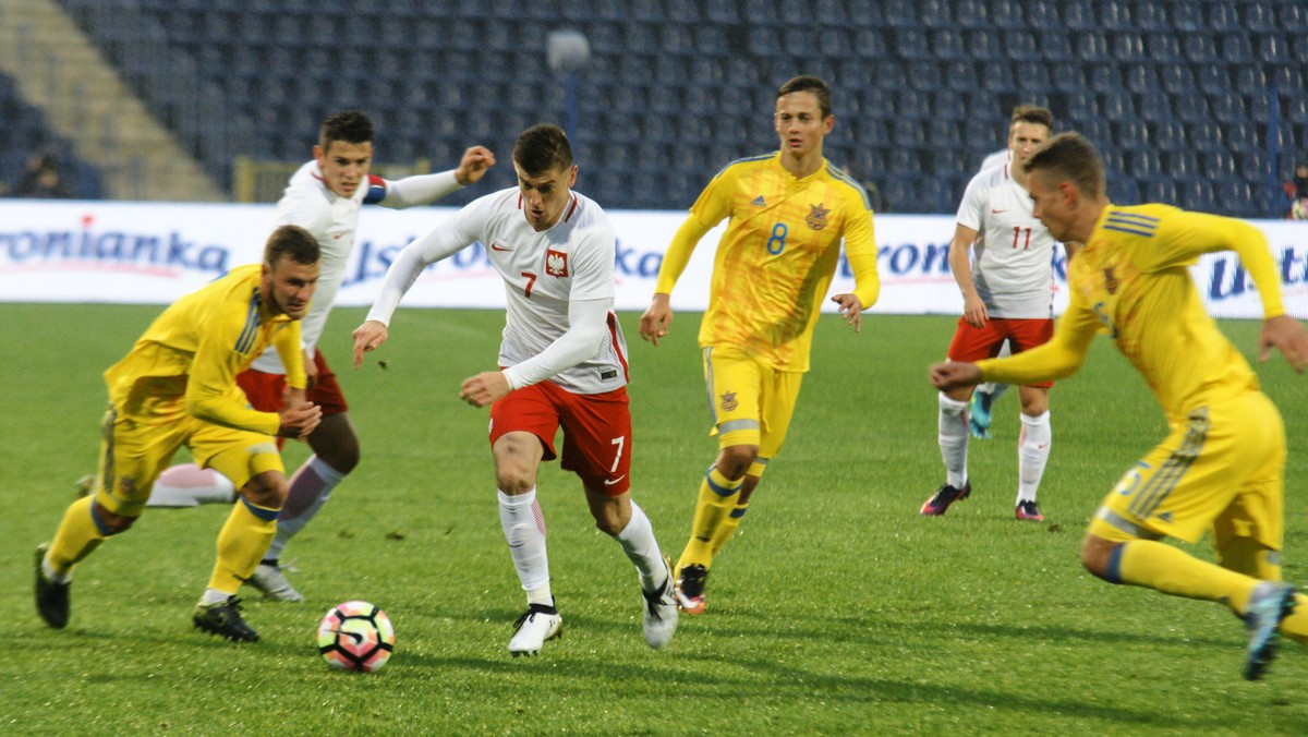 Reprezentacja Polski do lat 21 pokonała w meczu towarzyskim Ukrainę U20 2:0 (1:0). Na listę strzelców wpisali się Mariusz Stępiński i Kamil Mazek. Wynik mógł być wyższy, ale obie drużyny zmarnowały po rzucie karnym. Z jedenastu metrów do siatki nie trafili Stępiński i Iwan Zotko.