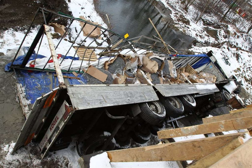 Transport gwoździ wpadł do rzeki