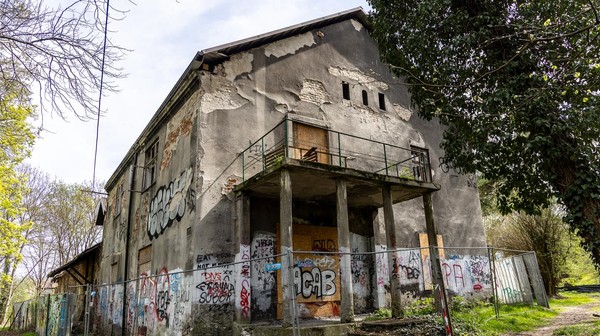 Dwór Bemów znajduje się w zrewitalizowanym w ostatnich latach parku Duchackim. Jest ujęty w gminnej ewidencji zabytków.