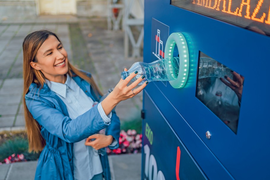 Inteligentne pojemniki na śmieci mają sensory i moduły umożliwiające komunikację. Do selektywnej zbiórki odpadów stosuje się także recyklomaty.