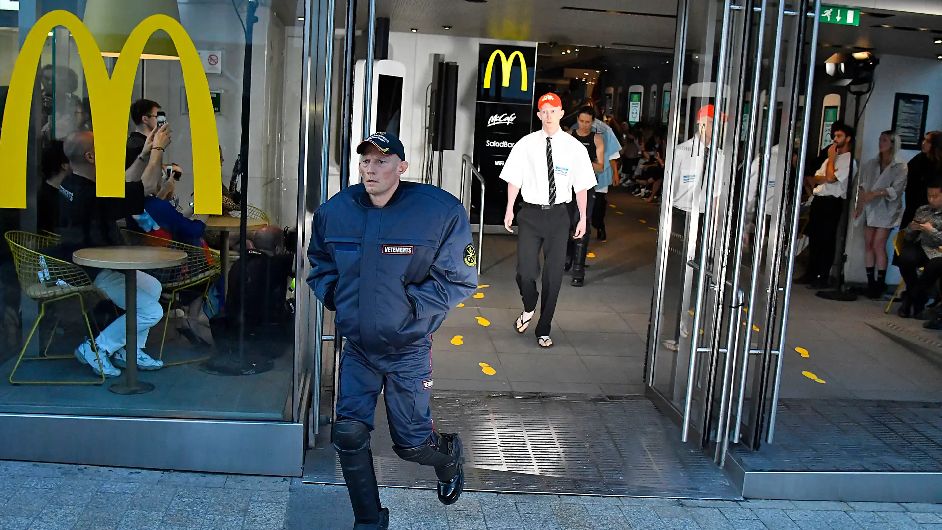 Paryski pokaz Vetements w McDonalds. Blackmetalowy makijaż i drwiny z kapitalizmu