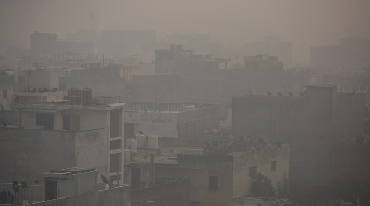 Sűrű szmog lepi Újdelhit 2021. november 5-én, miután a légszennyezettség átlépte az egészségre rendkívül veszélyes határértéket az indiai fővárosban / Fotó: MTI/AP/Altaf Qadri