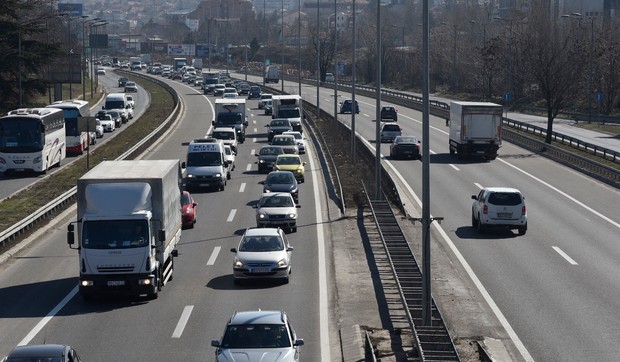 Prvi junski vikend donosi pojačan saobraćaj: Putevi ka izletištima i biće krcati