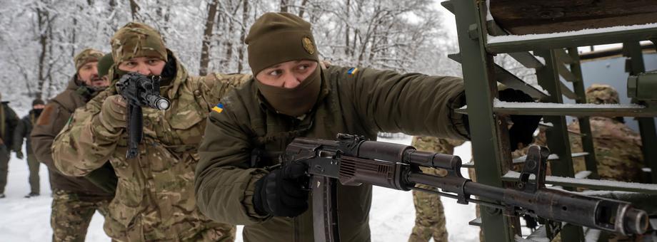 Żołnierze Gwardii Narodowej Ukrainy podczas ćwiczeń strzeleckich na jednym z poligonów w obwodzie charkowskim