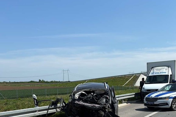 KRENULI U SLOVENIJU, PA NA NJIH NALETEO "FORD" SA 130 NA SAT! Detalji jezive saobraćajke kod Rume: Lekari se bore za život jedinom preživelom (22) iz "golfa"