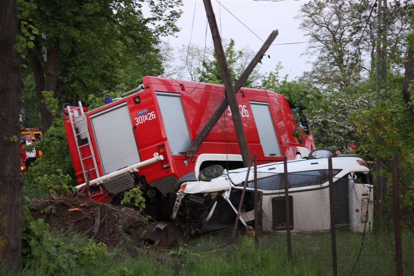 Wjechała pod wóz strażacki