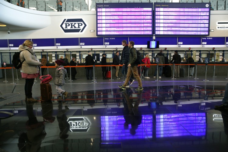 Na dworcu trwają jeszcze ostatnie prace wykończeniowe w galeriach podziemnych. Koszt inwestycji związanej z estetyzacją wyniósł 19,5 mln zł. <br><br> (zuz) PAP/Tomasz Gzell