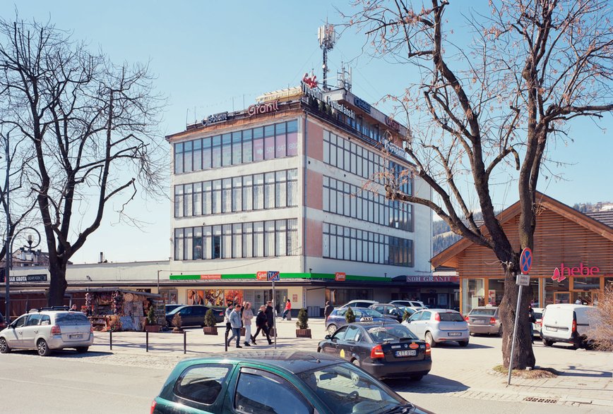 Zakopane, Dom Handlowy Granit projektu Anny Górskiej (1965), fotografia Błażeja Pindora z cyklu Nowe Zakopane, 2022, © dzięki uprzejmości Muzeum Tatrzańskiego