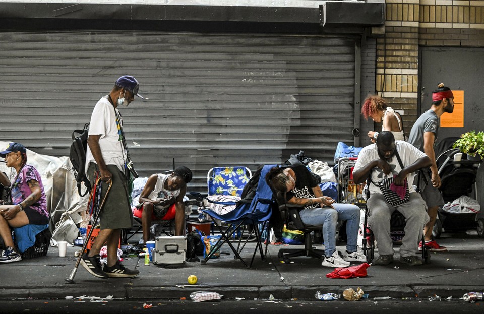 Nazywa się ją "ulicą zombie". Kensington Ave opanowali narkomani Kobieta