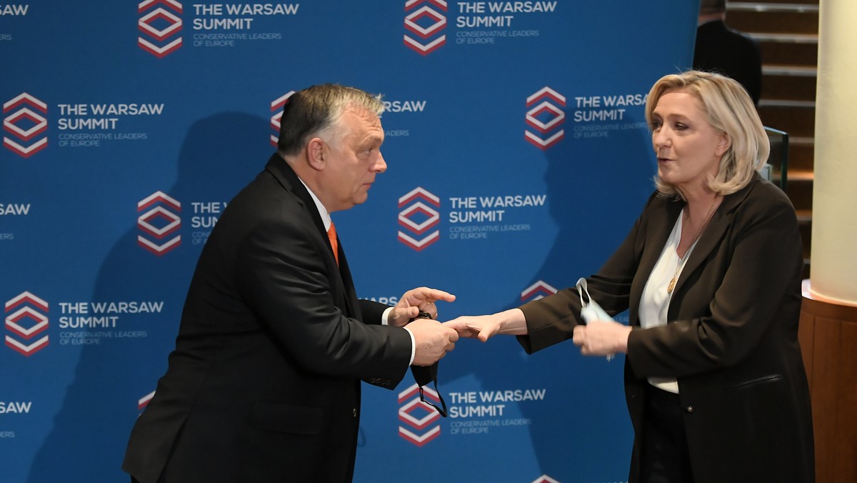 Warszawa, 04.12.2021. Premier Węgier Viktor Orban (L) i przewodnicząca Frontu Narodowego/Zjednoczenia Narodowego Marine Le Pen (P) biorą udział w konferencji The Warsaw Summit, 4 bm. w Hotelu Regent w Warszawie. Podczas wydarzenia liderzy europejskich partii konserwatywnych i prawicowych będą dyskutować m.in. o przyszłości Unii Europejskiej i ewentualnych reformach instytucjonalnych Wspólnoty. (aldg) PAP/Marcin Obara