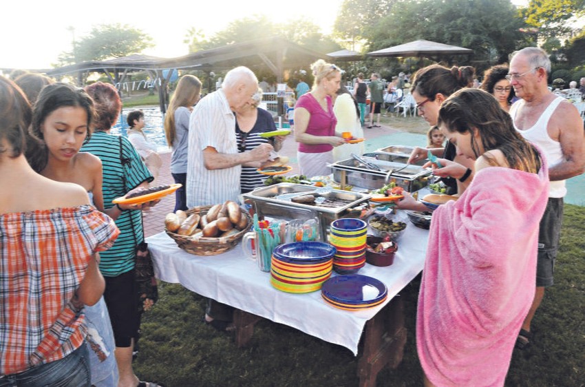 Kada je lepo vreme, leti, svakog utorka se organizuju zajedničke večere za sve članove i goste kibuca