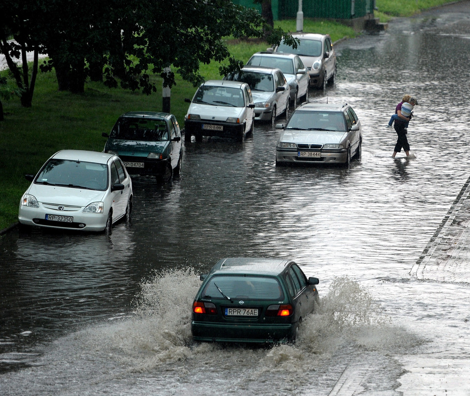 Samochody na zalanej ulicy w centrum Przemyśla, fot. PAP/Darek Delmanowicz