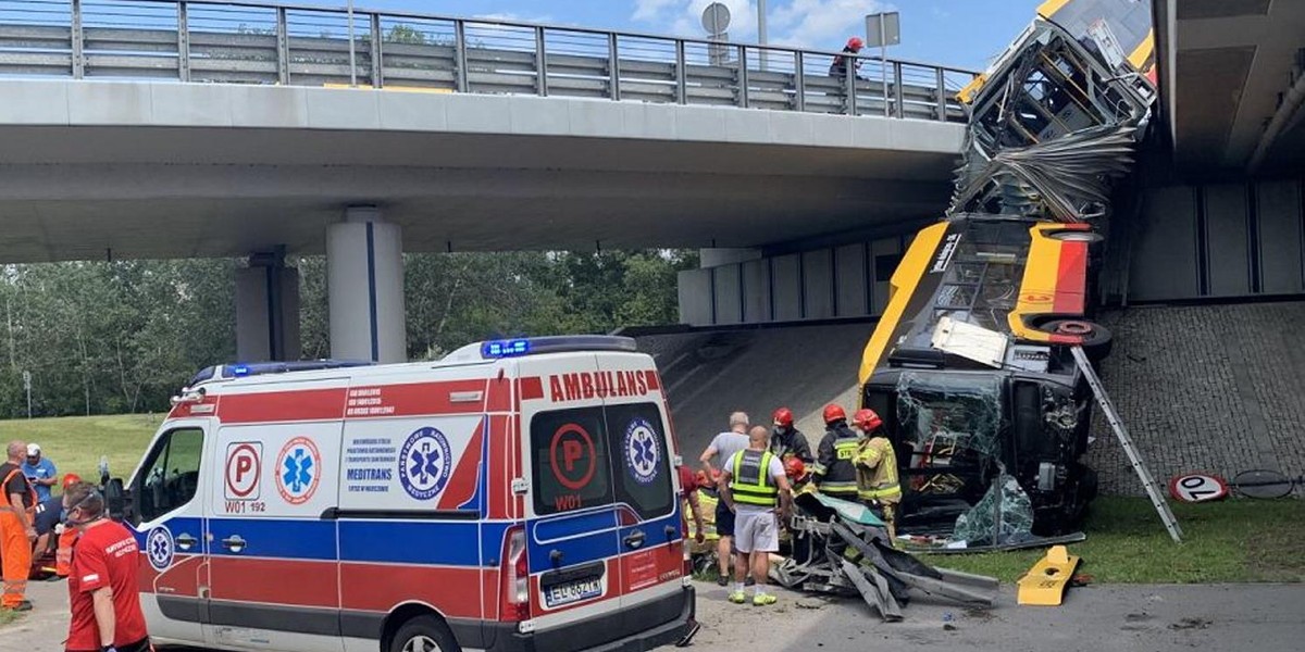 Autobus spadł z wiaduktu. Wiele osób rannych