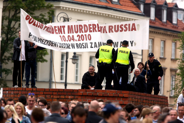 Policja nakazała zwinięcie transparentu z hasłem "polski prezydent zamordowany w Rosji"